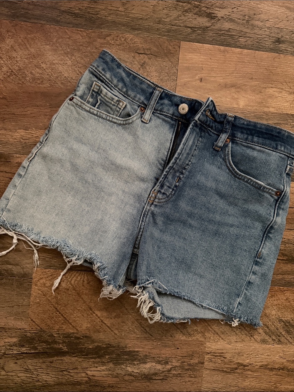 Old Navy Denim Two-Tone Frayed Hem Women’s Shorts - Light/Medium Blue Size 6